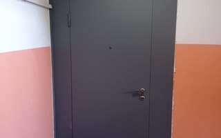 стальная тамбурная дверь, модель №28 - общий вид с места реальной установки