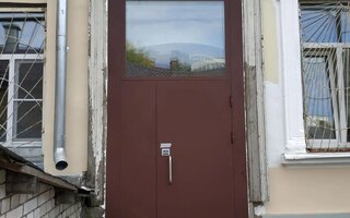 входная дверь в подъезд с кодовым замком